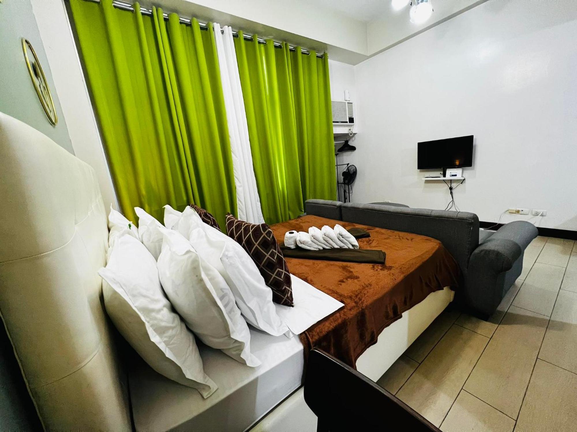One Palm Tree Villas Condominium - Studio 2Nd Fl With Balcony - Across Terminal 3 Airport Пасай Экстерьер фото